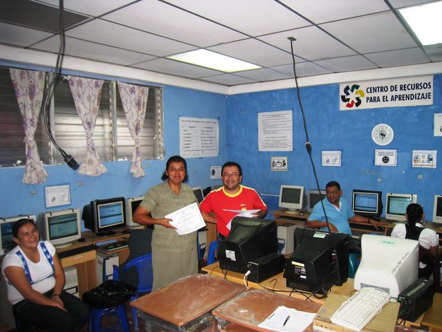 Prof. Telma Paiz Recibiendo su Diploma acreditada en CMAP