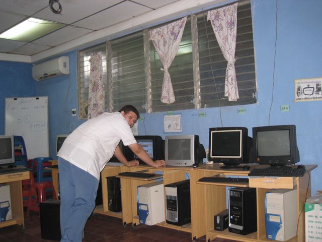 Alumno realizando mantenimiento Correctivo a las computdoras en el aula informatica