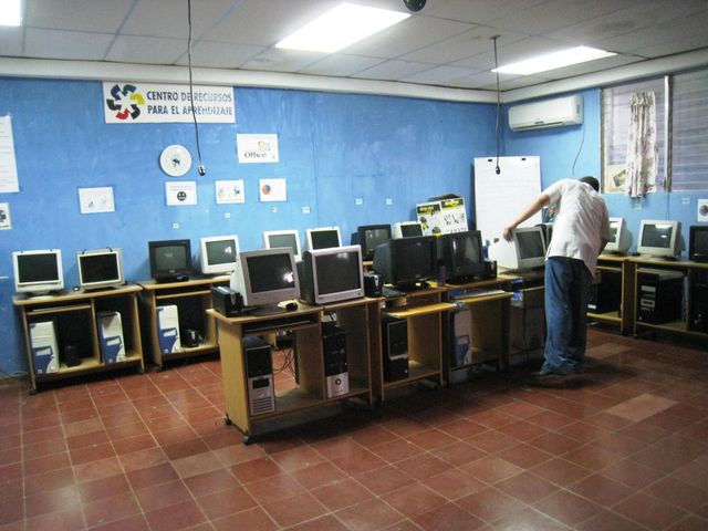 Alumno realizando mantenimiento Preventivo a las computdoras en el aula informatica