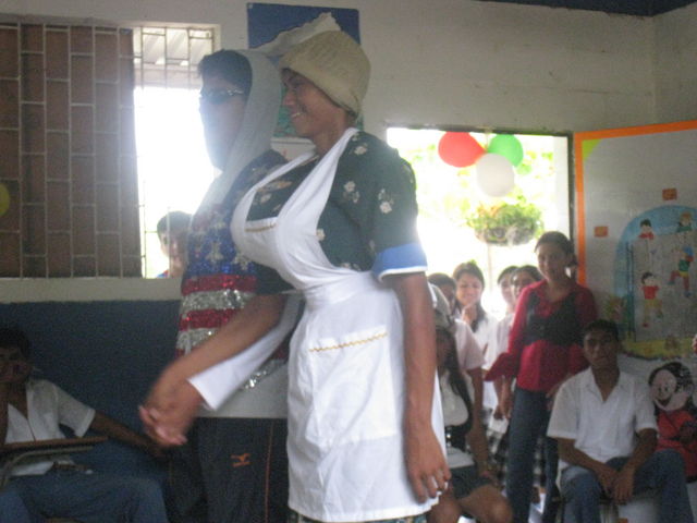 La tenchis con uno de sus maridos
