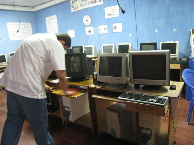 Alumno realizando mantenimiento Preventivo a las computdoras en el aula informatica