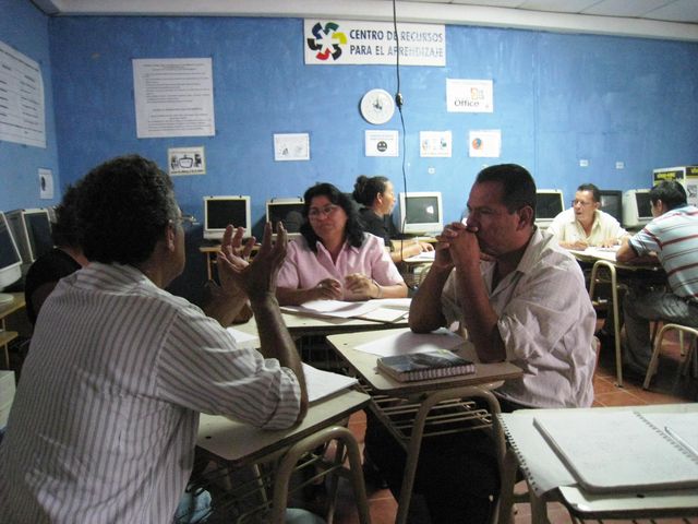 Maestros/as participando de la jornada de reflexion