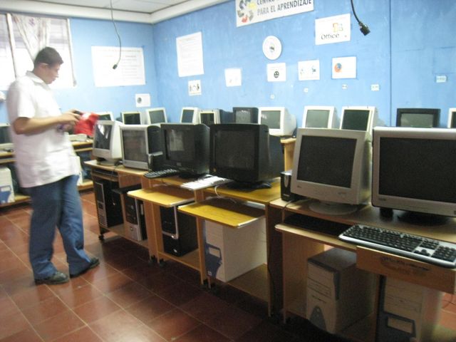 Alumno realizando mantenimiento Preventivo a las computdoras en el aula informatica