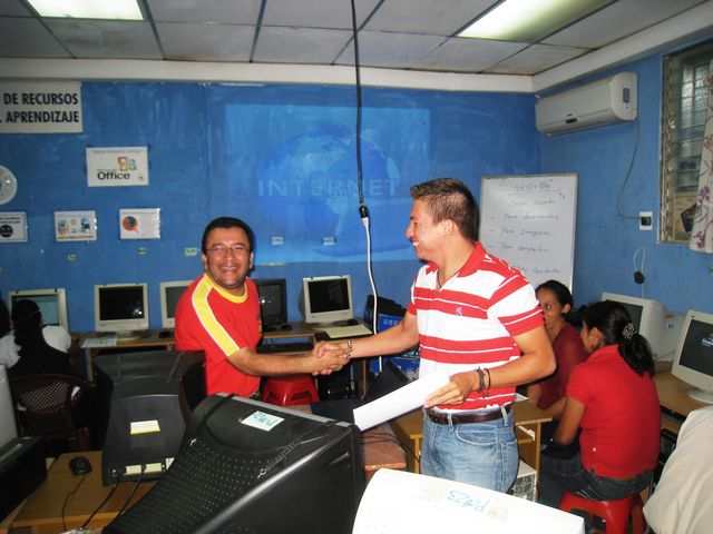 Prof. Fredy Villalta Recibiendo su Diploma acreditado en CMAP