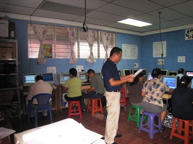 Profesoras en el proyecto v-15 Utilizando paquete de office esto es llevado a cabo en el Aula Informatica