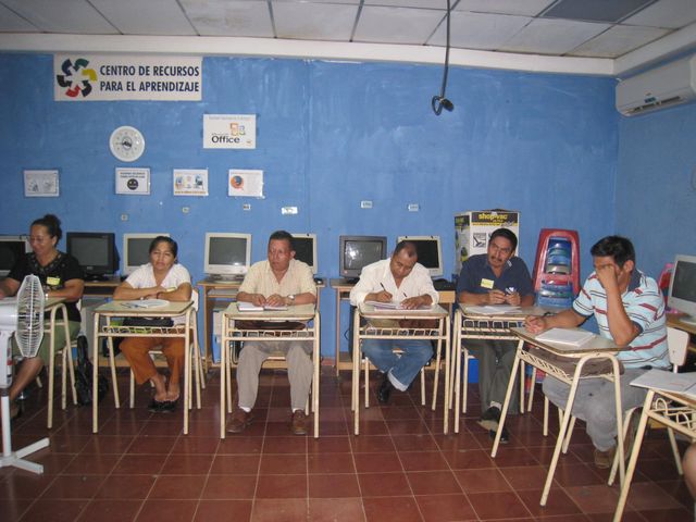 Maestros/as participando de la jornada de reflexion