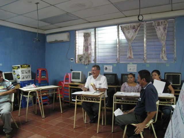 Maestros/as participando de la jornada de reflexion