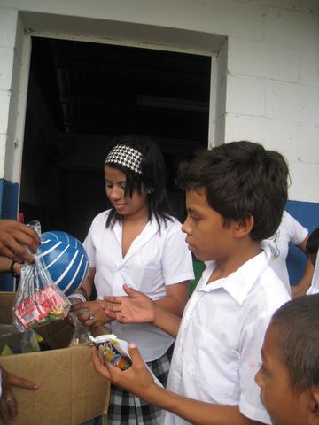 Tambien se obsequiaron jugetes a todos los niñ@s del centro escolar