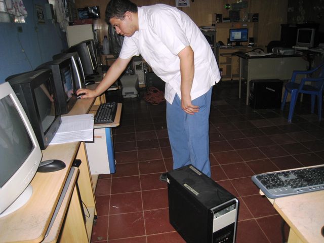 Alumno realizando mantenimiento Correctivo a las computdoras en el aula informatica