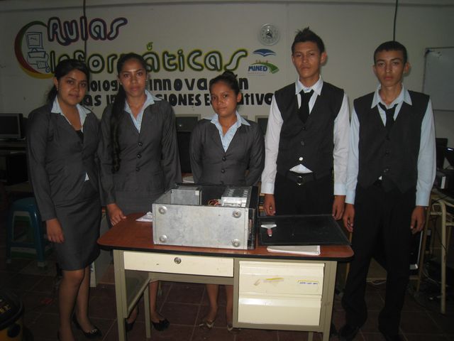 Equipo # 3
2013
Primer Año Sección 