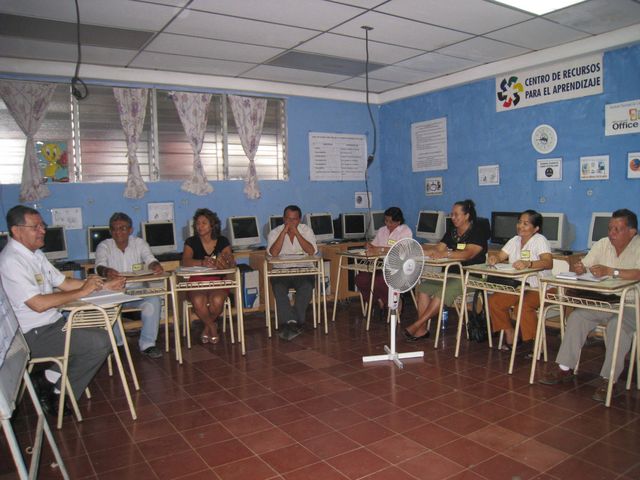 Maestros/as participando de la jornada de reflexion