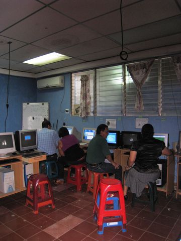Profesoras en el proyecto v-15 Utilizando paquete de office esto es llevado a cabo en el Aula Informatica