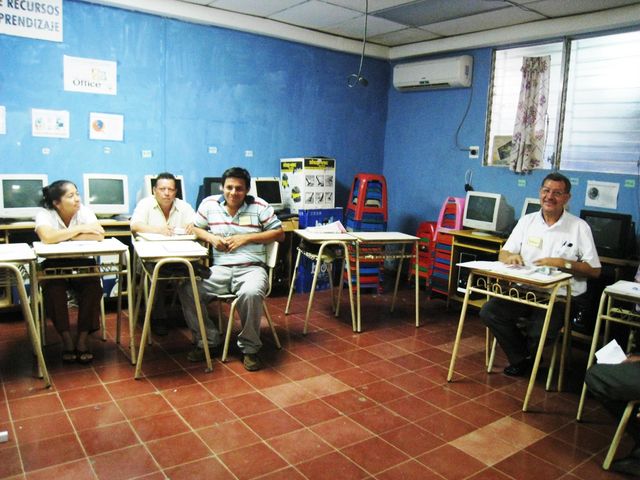 Maestros/as participando de la jornada de reflexion