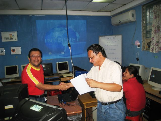 Prof. Edgar Sisnero Recibiendo su Diploma acreditado en CMAP