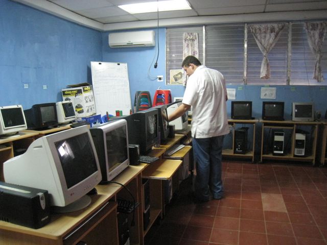 Alumno realizando mantenimiento Preventivo a las computdoras en el aula informatica