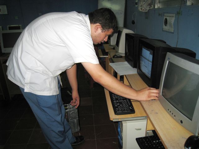 Alumno realizando mantenimiento Correctivo a las computdoras en el aula informatica