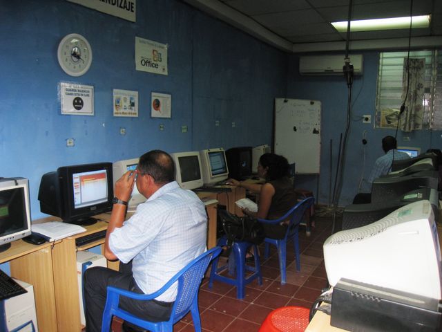 Profesoras en el proyecto v-15 Utilizando paquete de office esto es llevado a cabo en el Aula Informatica