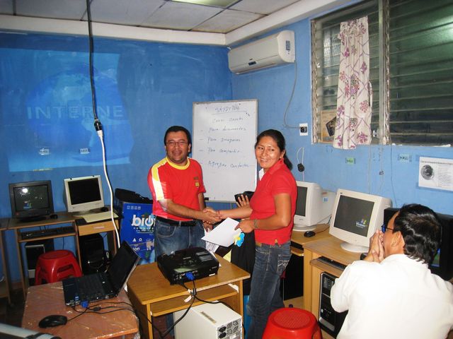 Prof. Bersa Garcia Recibiendo su Diploma acreditada en CMAP