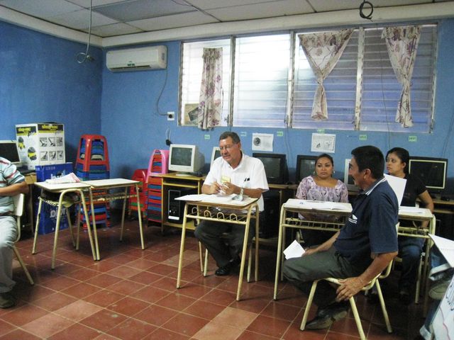 Maestros/as participando de la jornada de reflexion