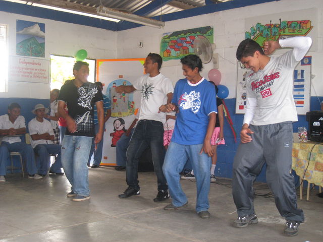 Alumnos del INLO bilando para los niñ@s